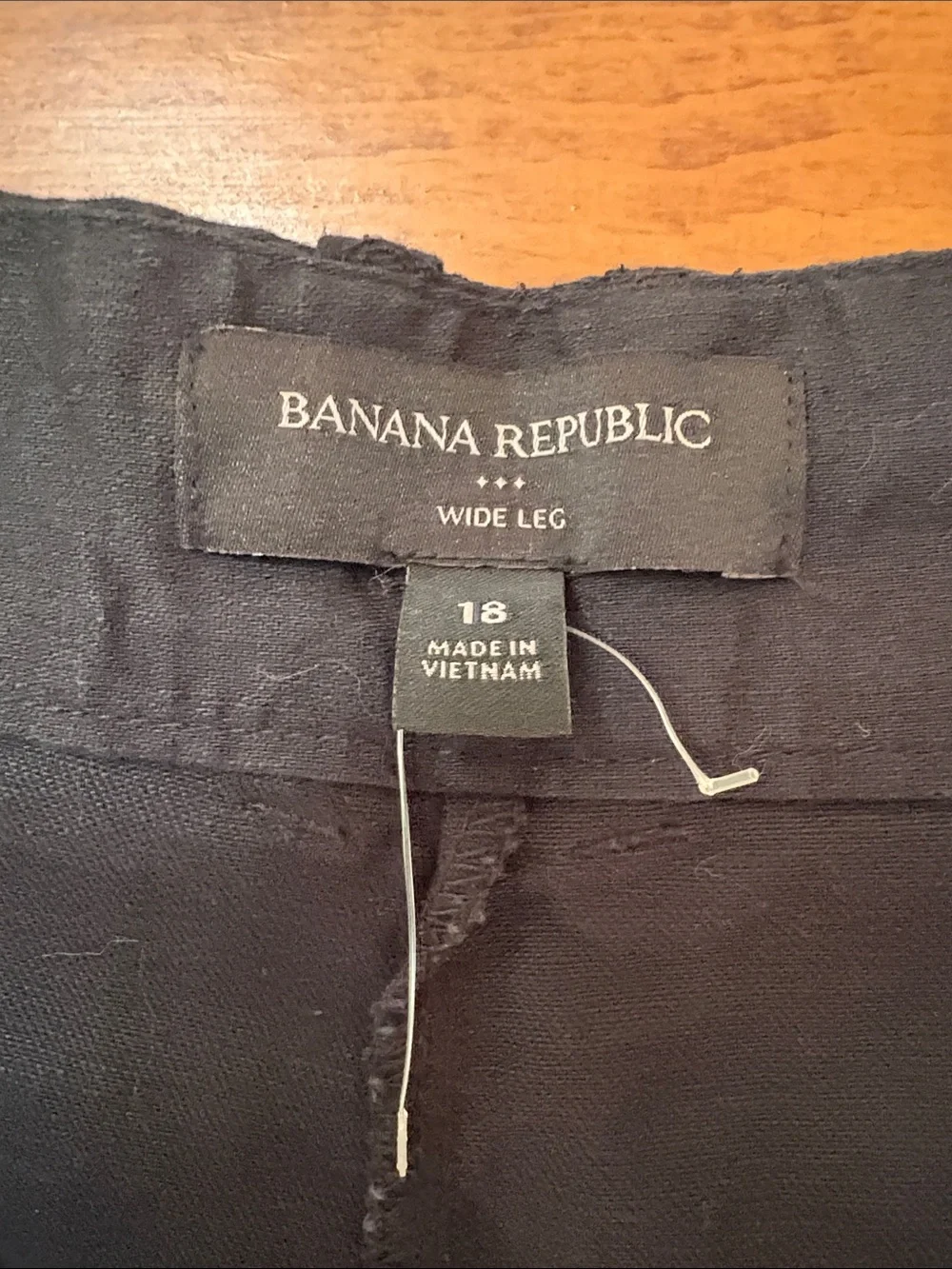 Banana Republic women’s pleat-front wide-leg linen pants in black, 18